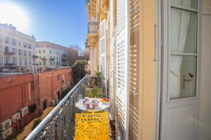Bright 2-room apartment in the heart of the town, Air conditioning and Balcony