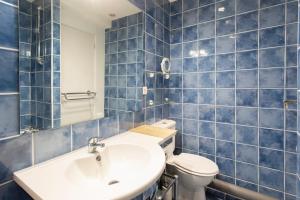 Bright 2-room apartment in the heart of the town, Air conditioning and Balcony