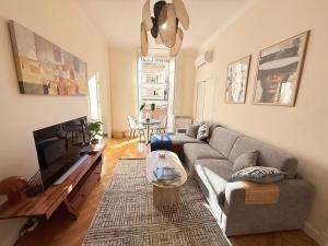 Bright 2-room apartment in the heart of the town, Air conditioning and Balcony
