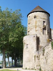 Au coeur de la ville et au bord de leau