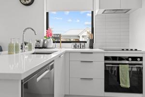 Luxury New 2Bed2Bath Minutes To CBD With Parking