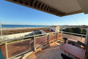 06DO Beau studio rénové face à la mer