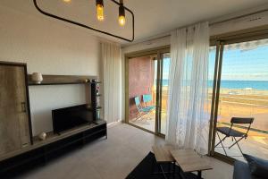 06DO Beau studio rénové face à la mer