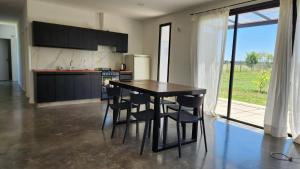 Casa De Campo Moderna Con Pileta