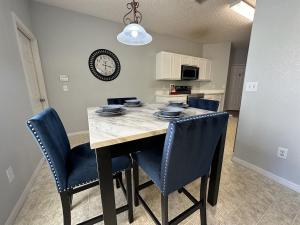 258 Sunset · Sunset Themed Retreat - Sleeps 10