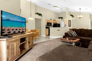 1061 Lake Berkley 4 Bed with Pool