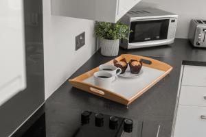 Spacious 4-Bed Home with Parking & Garden - Sleeps 9, Ideal for Families & Work Stays