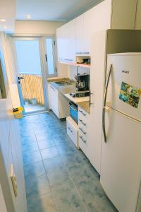 Departamento con living, dormitorio, parrilla y cochera