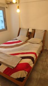 Departamento con living, dormitorio, parrilla y cochera