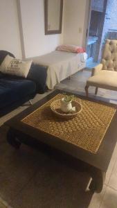 Departamento con living, dormitorio, parrilla y cochera