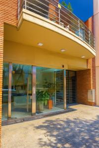 Departamento con living, dormitorio, parrilla y cochera para auto o SUV