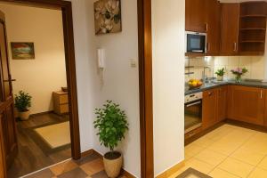 Modern Apartment Malborska,14, Metro&Mall, Parking&SmartTV