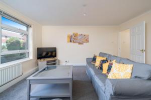 Apt - Sleeps 4 - Parking - Stn & Gatwick Close