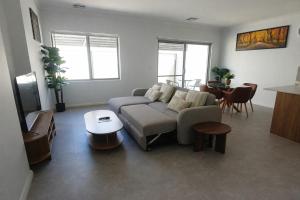 Modern Private Townhouse Close to City & Transport