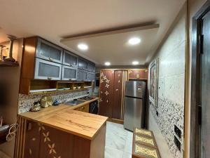 5 min to airport 2 king beds 45 min pyramids