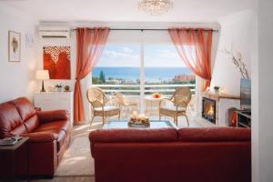 Dreamy Sea View Apartment with Access to Private Pool & Stunning Rooftop