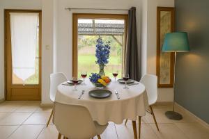 Mini villa vue jardin dans résidence calme wifi piscine mer à pied