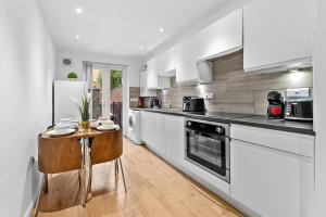 Newly & Stylish Renovated 2BR at Angel Station