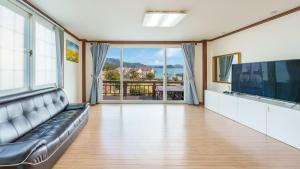 Geoje Kkachi and Santorini Pension