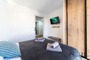 Beachfront place with Balcony & Pool