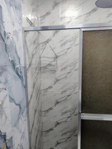 Apartamento inteiro moderno com 7 camas em frente ao metrô