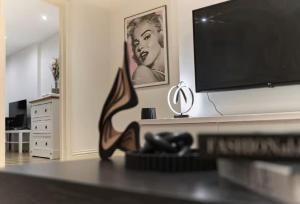 Modern 2 Bedroom Near O2