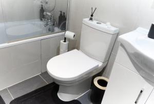 Modern 2 Bedroom Near O2