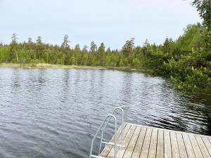 Mysig stuga med närhet till sjö med brygga SE05017