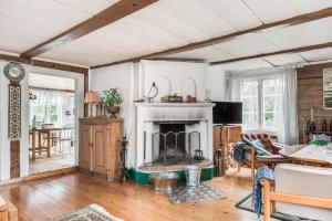 Mysig stuga med närhet till sjö med brygga SE05017