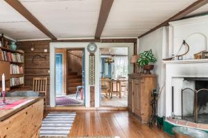 Mysig stuga med närhet till sjö med brygga SE05017