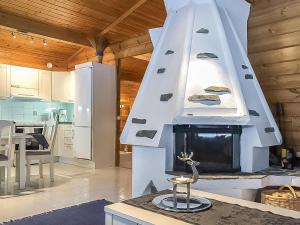 Holiday Home Metsä-vuosseli rukalumous by Interhome