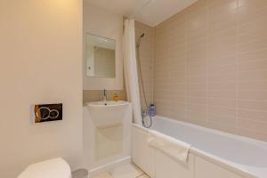 3 Bedroom London Flat, Sleeps 8 people, 2 Bathrooms, Free Parking