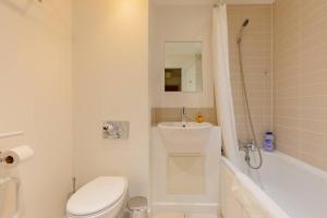 3 Bedroom London Flat, Sleeps 8 people, 2 Bathrooms, Free Parking