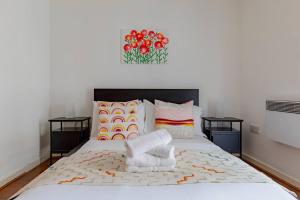 3 Bedroom London Flat, Sleeps 8 people, 2 Bathrooms, Free Parking