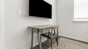 Landing Beautiful 2BD Pool Courtyard