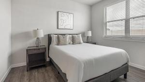 Landing Beautiful 2BD Pool Courtyard