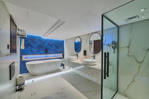 Bathroom, Ramada Hotel & Suites By Wyndham Dubai JBR in Dubai