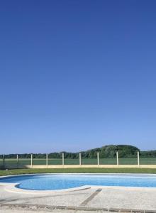 chambre avec salle de bain et coin kitchenette