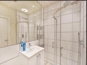 3 Bedrooms flat in South Kensington Queensgate 61