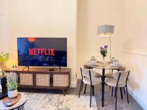 2BR Apartment, Fast Wi-Fi, Apple TV & Netflix, 20 Off Long Stays