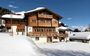 Luxurious 7-Bedroom Chalet with Private Pool in Davos Dorf