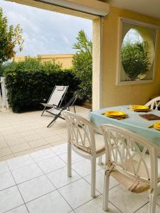 AGENCE JF IMMO-T2 RDC terrasse parking et piscine à 50 m plage-V0743