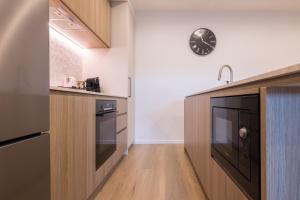 Stylish & Modern Retreat with Rooftop Vista & Pool, Car Park, walk to GABBA