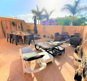 Appartement rénové 2 chambres, grande terrasse S-O, parking privé et piscine chauffée