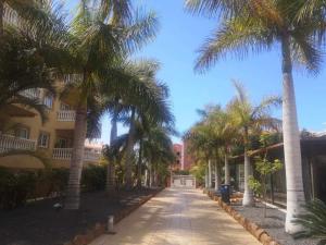 Appartement rénové 2 chambres, grande terrasse S-O, parking privé et piscine chauffée