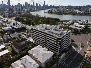 Luxury 2BR Retreat, Rooftop Vista & Pool, Car Park