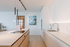 TIDYY - Panoramic 11th-Floor Corner Apartment with Endless Sea Views