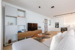 TIDYY - Panoramic 11th-Floor Corner Apartment with Endless Sea Views