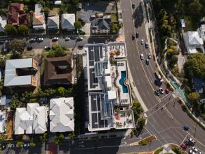 Luxury 2BR Retreat, Rooftop Vista & Pool, Car Park