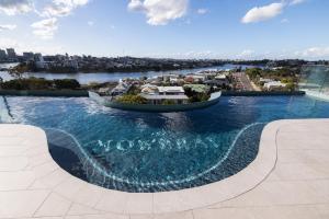 Luxury 2BR Retreat, Rooftop Vista & Pool, Car Park